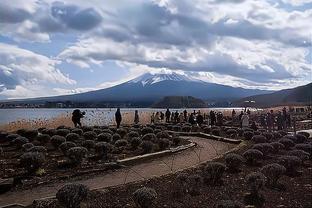 记者：除了巴萨和尤文，巴黎也有意邀请莫塔执教